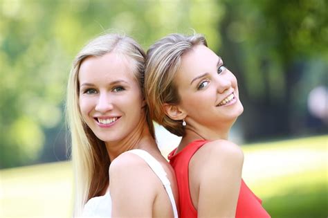 Deux Filles Samusent Dans Le Parc Photo Gratuite