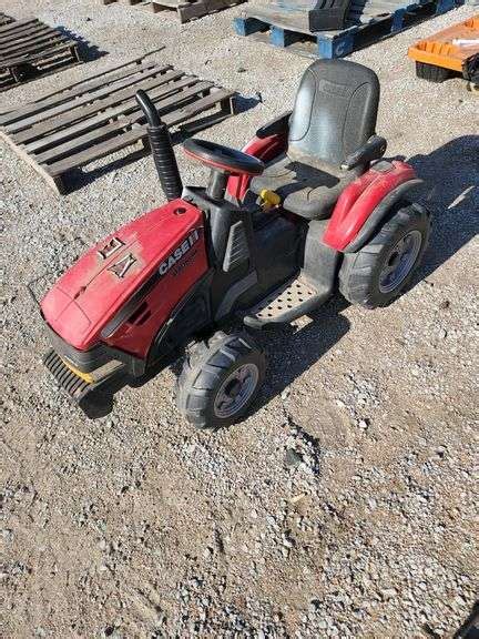 (OUT) BATTERY POWERED TRACTOR (NEEDS CHARGER) - Isabell Auction