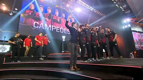 Vídeo RED Canids sendo campeã do 1º Split do CBLOL 2017 em Recife