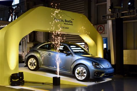 The Last Volkswagen Beetle Rolls Off The Assembly Line Digital Trends