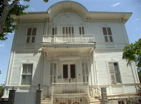 Ilha Turca Buyukada Bela Casa De Madeira Branca E Torrada Fotografia