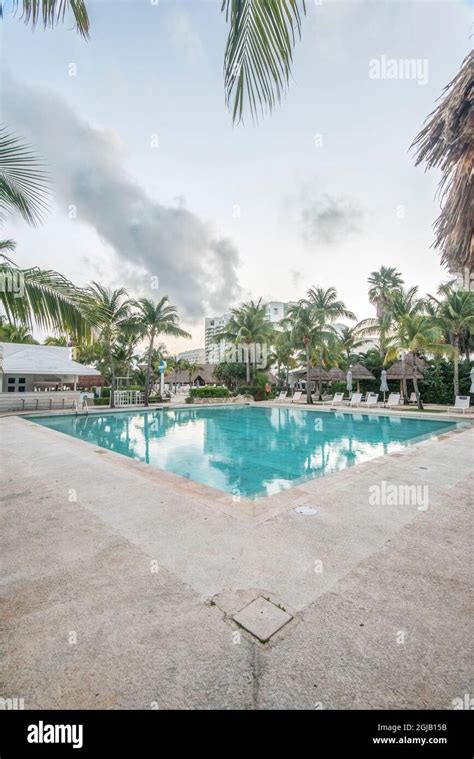 Mexico, Cancun. Hotel swimming pool Stock Photo - Alamy