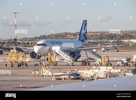 Un Nuevo Avión Airbus A320neo Con El Nuevo Logotipo Y Esquema De