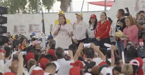 Xóchitl Gálvez se reúne con comerciantes en el barrio bravo de Tepito