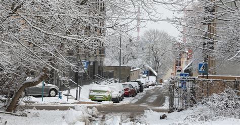 Atak zimy Ostrzeżenia przed trudnymi warunkami drogowymi w kraju