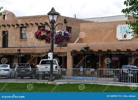 Taos Plaza in Taos, New Mexico Editorial Stock Photo - Image of lamp ...