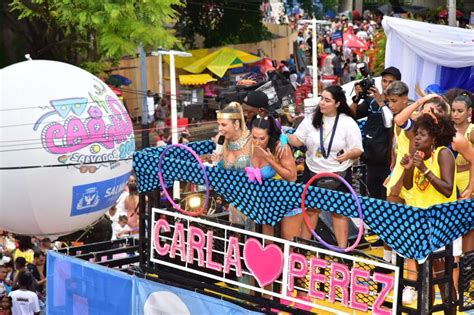 Unidas pelo É o Tchan Carla Perez chama Scheila Carvalho e Sheila