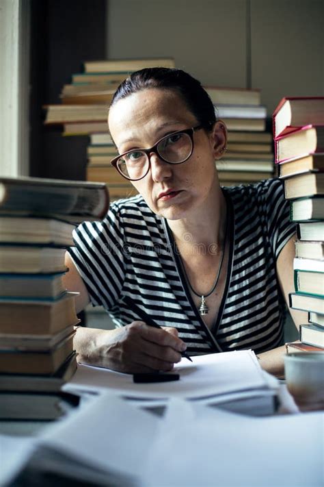 Mujer Seria Y Cansada Leyendo Un Libro Y Escribiendo En La Biblioteca