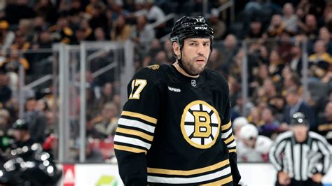 LNH l attaquant des Bruins Milan Lucic comparaîtra mardi pour coups