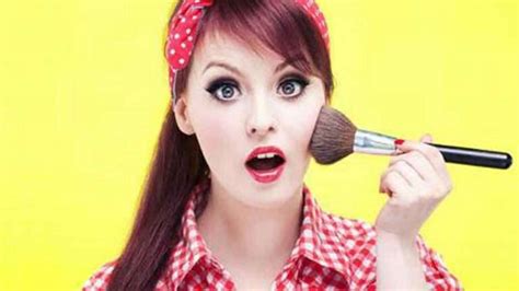 7 Kesalahan Saat Make Up Yang Membuat Anda Terlihat Lebih Tua