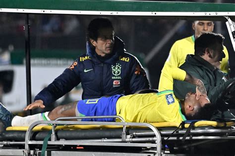 Neymar sai lesionado Seleção Brasileira joga mal e perde para Uruguai