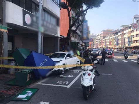 疑油門暴衝！高市67歲婦開車撞飛多輛機車釀1死6傷 男騎士卡電箱慘死 社會 自由時報電子報