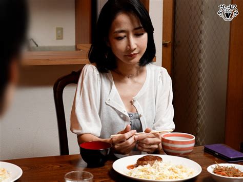 深夜になっても帰らない親父を健気に待つ義母に欲情 朝まで何度も中出しする略奪相姦 瀬尾礼子 エロ動画・アダルトビデオ Fanza動画