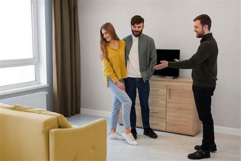 Agente Inmobiliario Masculino Haciendo Negocios Y Mostrando La Casa A