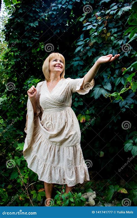 Verticale De Jeune Belle Femme Blonde Image Stock Image Du Personne
