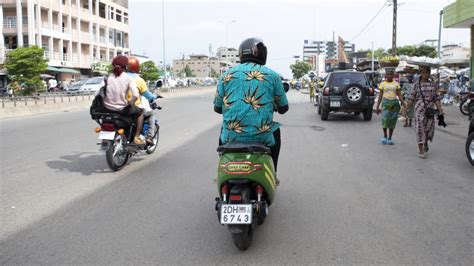 A Cotonou Et Lom Les Motos Lectriques Gagnent Du Terrain