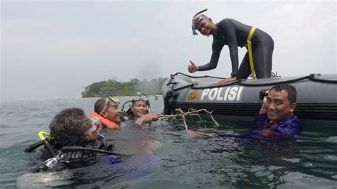 Peduli Ekosistem Laut Kapolres Pandeglang Lakukan Transplantasi