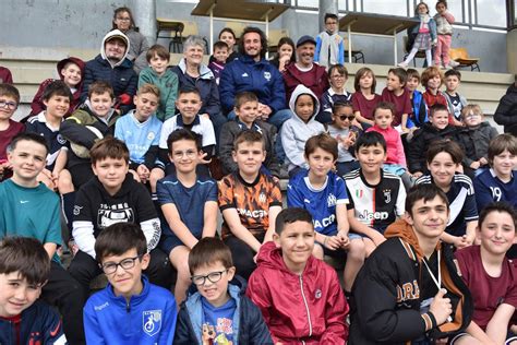 Margaux Cantenac Lancien Girondin Paul Baysse En Visite Au Club De Foot