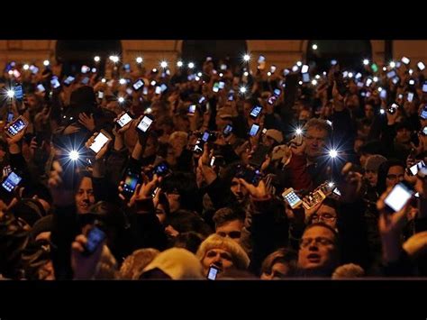 Miles de húngaros se manifiestan contra el impuesto sobre Internet