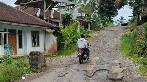 Jalan Rusak Menuju Curug Viral Dekat Rumah Abah Jajang Di Cianjur Kini