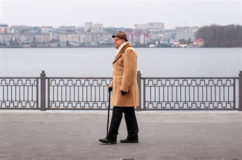 Voller schuss älterer mann der einen spaziergang macht Kostenlose Foto