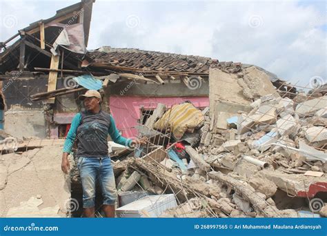 Un Hombre Y Su Casa Destruidas Por El Terremoto Cianjur Java Indonesia Imagen Editorial Imagen