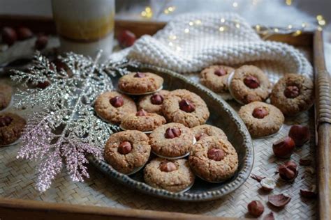 Vegane Weihnachtspl Tzchen Wir Backen Haselnussbusserl Veggies