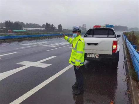 许昌高速交警一大队加强雨天巡逻管控保障群众出行平安 文章 河南高速交警网