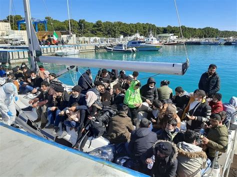 Migranti Ennesimo Sbarco A Roccella Soccorse 80 Persone Al Largo