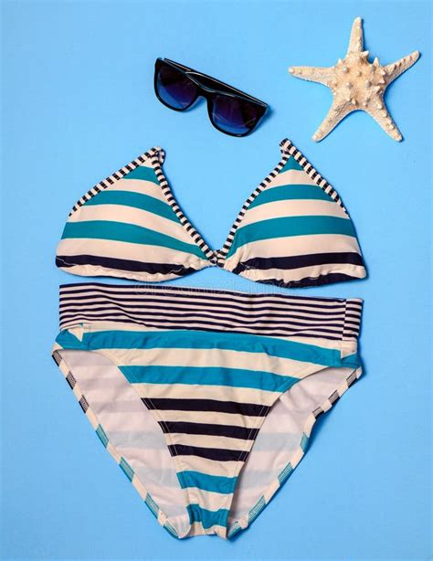 De Vlakte Van De De Zomervakantie Legt Concept Op Blauw Bikini Zonnebril Zeeschelpen Het