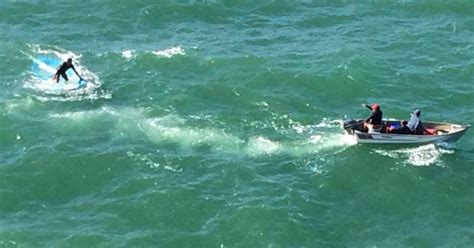 G1 Dois pescadores são resgatados de embarcação que naufragou na