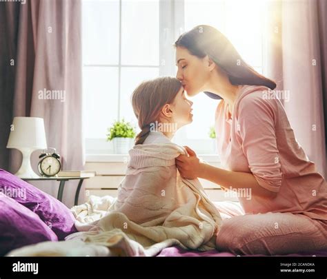 Une Belle Fille Et Sa Mère Aiment Le Soleil Matin Bon Séjour à La