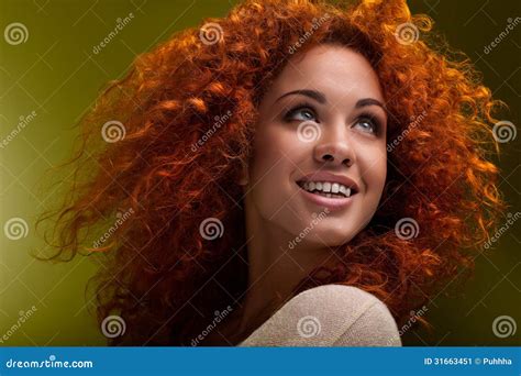 Pelo Rojo Mujer Hermosa Con El Pelo Largo Rizado Ima De Alta Calidad Imagen De Archivo