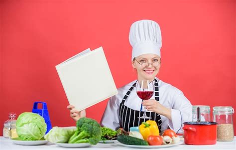 Cozinha tradicional Conceito de escola de culinária Fêmea de chapéu e