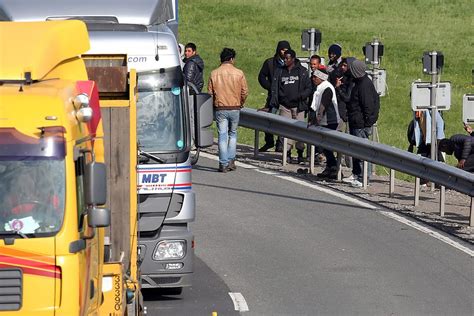 Calais Des Centaines De Migrants Traversent L A L Axe Coup