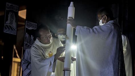 Suasana Misa Vigili Paskah Di Katedral Jakarta Foto