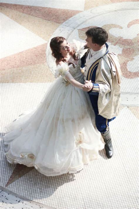 Man re-enacts "Beauty and the Beast" scene for surprise marriage ...