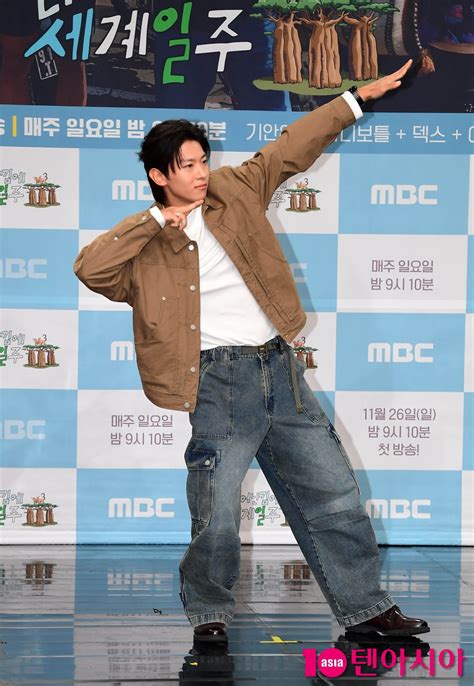 Dex, a handsome popular man...unique charm