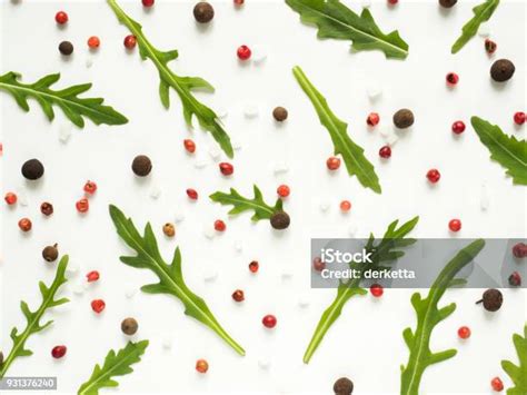 Bingkai Daun Arugula Hijau Dengan Ruang Fotokopi Latar Belakang Putih