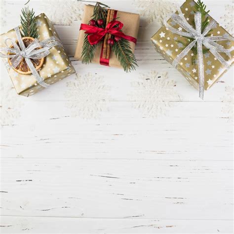 Conjunto De Caixas De Presentes No Envoltório De Natal Entre Flocos De