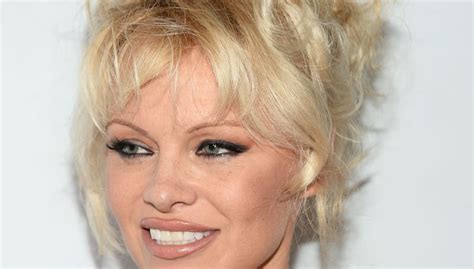 Pamela Anderson W Czy A Si W Walk Przeciwko Hodowli Ryb Kobieta W