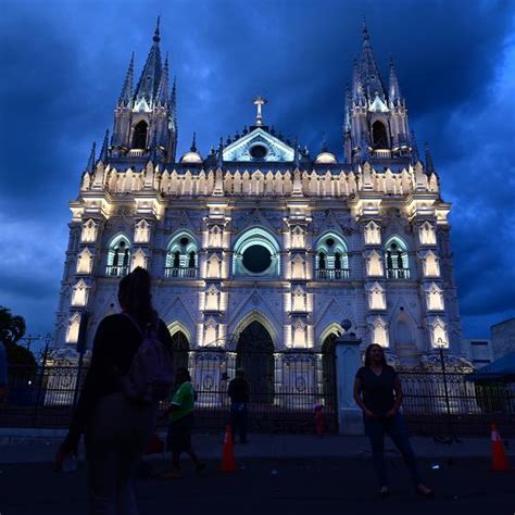 Asi Esta La Hermosa Catedral De Santa Ana Iluminada Documental Nbkomputer