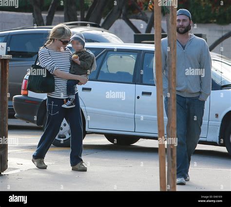 Selma Blair Sale Con Su Hijo Y Un Compa Ero Dejando A Un Starbucks