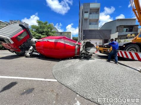 快訊／台南安平驚現天坑！大車陷入「傾斜45度卡死」 恐怖畫面曝 Ettoday社會新聞 Ettoday新聞雲