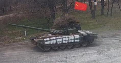 Un Tanque Ruso En Ucrania Que Lleva Una Bandera De La Urss Revoluciona