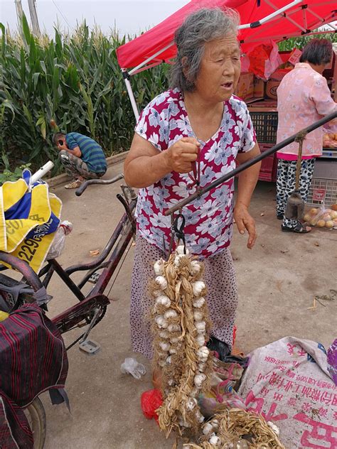 80岁农村老奶奶，骑着三轮车摆地摊，不敢让儿女知道 搜狐大视野 搜狐新闻