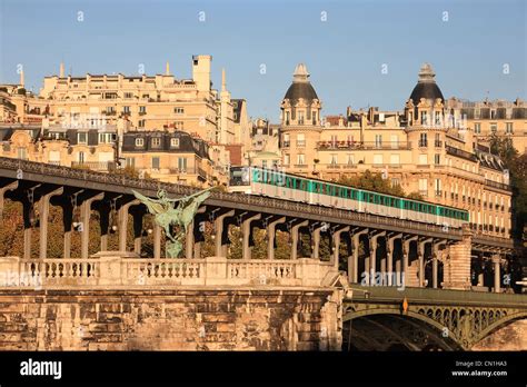 France, Paris, Pont Bir-Hakeim, aerial metro line 6 and Passy area buildings Stock Photo - Alamy