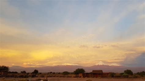 Luces De La Puesta Del Sol En El Paisaje Rido Y Solitario Del Desierto