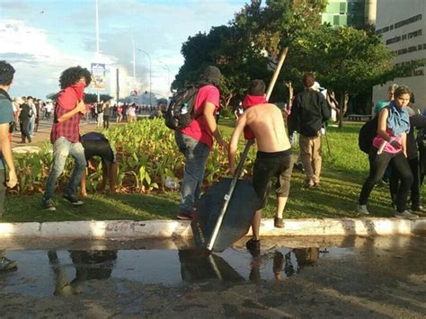 G1 Ato contra PEC no DF deixa placas destruídas e prédios pichados