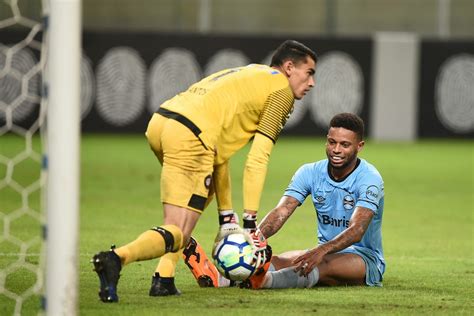 Goleiro mais passes Santos destaca o estilo Diniz Evolução muito